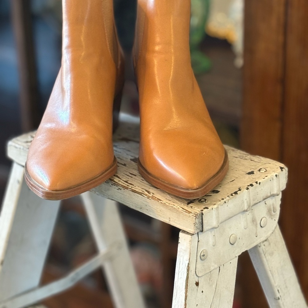 Universal Thread 6.5 Camel Chelsea Boots. Womens | EUC | Sleek | Neutral | Chic